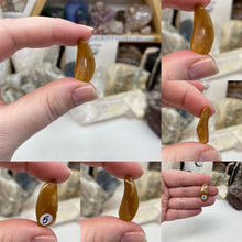 Bild in Galerie-Viewer laden, Amphibole Included Quartz Small Rough Tumbles