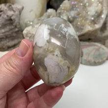 在图库查看器中加载和播放视频,Flower Agate Palm Stone #30