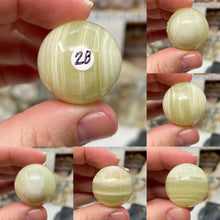 Bild in Galerie-Viewer laden, Green Onyx 1" Spheres