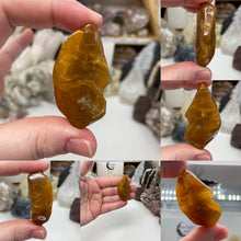 Bild in Galerie-Viewer laden, Amphibole Included Quartz Medium/Large Rough Tumbles