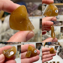 Bild in Galerie-Viewer laden, Amphibole Included Quartz Medium Rough Tumbles