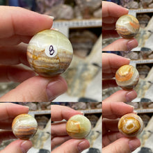 Bild in Galerie-Viewer laden, Green Onyx 1" Spheres
