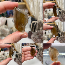 Bild in Galerie-Viewer laden, Amphibole Included Quartz Medium/Large Rough Tumbles