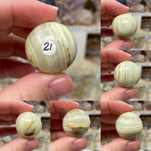 Bild in Galerie-Viewer laden, Green Onyx 1" Spheres