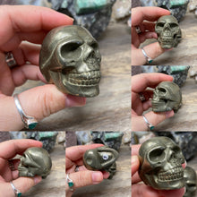 Bild in Galerie-Viewer laden, Pyrite 2" Skulls