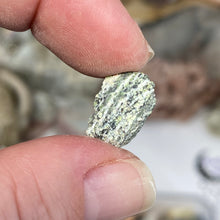 Chargez l'image dans la visionneuse de la galerie, Mixed Small Rough Stones
