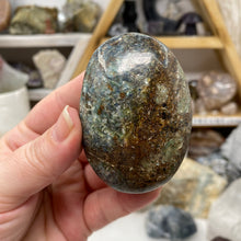 将图像加载到图库查看器中,Blue and Green Kyanite Palm Stone #02