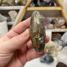 将图像加载到图库查看器中,Blue and Green Kyanite Palm Stone #02