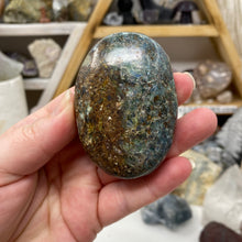 将图像加载到图库查看器中,Blue and Green Kyanite Palm Stone #02