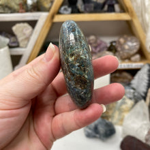 将图像加载到图库查看器中,Blue and Green Kyanite Palm Stone #02