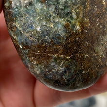 将图像加载到图库查看器中,Blue and Green Kyanite Palm Stone #02
