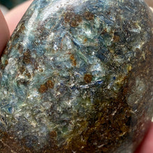 将图像加载到图库查看器中,Blue and Green Kyanite Palm Stone #02
