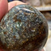 将图像加载到图库查看器中,Blue and Green Kyanite Palm Stone #02
