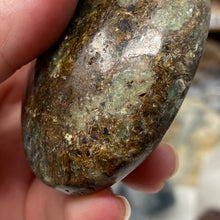 将图像加载到图库查看器中,Blue and Green Kyanite Palm Stone #02