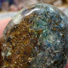 将图像加载到图库查看器中,Blue and Green Kyanite Palm Stone #02