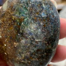 将图像加载到图库查看器中,Blue and Green Kyanite Palm Stone #02