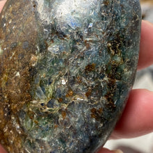 将图像加载到图库查看器中,Blue and Green Kyanite Palm Stone #02