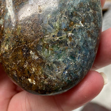 将图像加载到图库查看器中,Blue and Green Kyanite Palm Stone #02