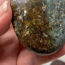 将图像加载到图库查看器中,Blue and Green Kyanite Palm Stone #02