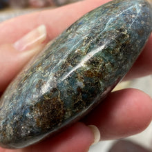 将图像加载到图库查看器中,Blue and Green Kyanite Palm Stone #02