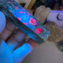 Bild in Galerie-Viewer laden, Ruby and Kyanite in Fuchsite Tower #03