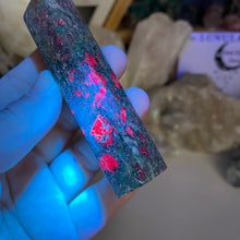 Bild in Galerie-Viewer laden, Ruby and Kyanite in Fuchsite Tower #03