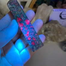 Bild in Galerie-Viewer laden, Ruby and Kyanite in Fuchsite Tower #03