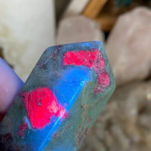 Bild in Galerie-Viewer laden, Ruby and Kyanite in Fuchsite Tower #05