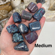 将图像加载到图库查看器中,Ruby Kyanite Tumbles