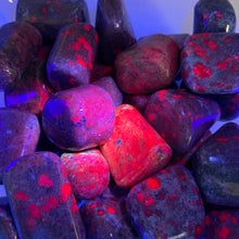 将图像加载到图库查看器中,Ruby Kyanite Tumbles