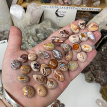 Bild in Galerie-Viewer laden, Mexican Fire Opal in Matrix Cabs Under 2 Grams