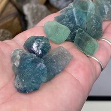 Bild in Galerie-Viewer laden, Green / Blue Fluorite Small Rough
