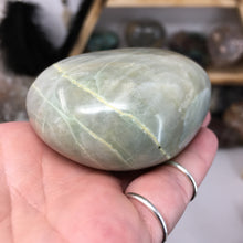 将图像加载到图库查看器中,Garnierite Palm Stone #16