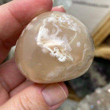 将图像加载到图库查看器中,Flower Agate Palm Stone #27