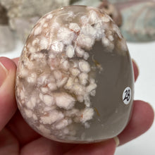 将图像加载到图库查看器中,Flower Agate Palm Stone #28