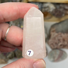 Bild in Galerie-Viewer laden, Rose Quartz Mini Tower #07