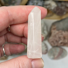 Bild in Galerie-Viewer laden, Rose Quartz Mini Tower #07