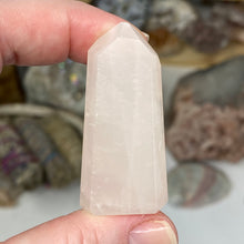 Bild in Galerie-Viewer laden, Rose Quartz Mini Tower #07