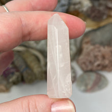 Bild in Galerie-Viewer laden, Rose Quartz Mini Tower #07