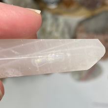 Bild in Galerie-Viewer laden, Rose Quartz Mini Tower #07
