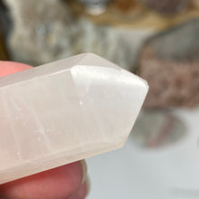 Bild in Galerie-Viewer laden, Rose Quartz Mini Tower #07