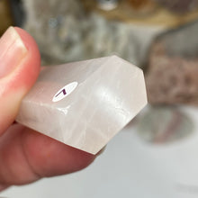 Bild in Galerie-Viewer laden, Rose Quartz Mini Tower #07
