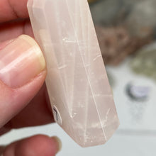Bild in Galerie-Viewer laden, Rose Quartz Mini Tower #07