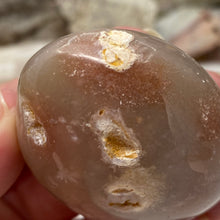 将图像加载到图库查看器中,Flower Agate Palm Stone #33