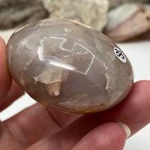 将图像加载到图库查看器中,Flower Agate Palm Stone #33