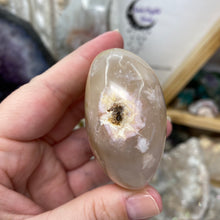 将图像加载到图库查看器中,Flower Agate Palm Stone #36