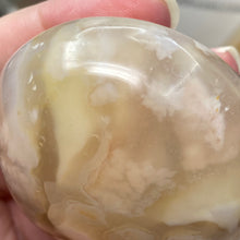 将图像加载到图库查看器中,Flower Agate Palm Stone #36