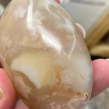 将图像加载到图库查看器中,Flower Agate Palm Stone #36