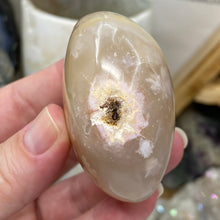 将图像加载到图库查看器中,Flower Agate Palm Stone #36