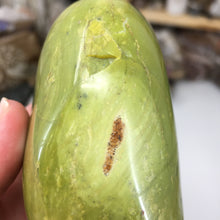 Bild in Galerie-Viewer laden, Green Opal Med-Large Freeform